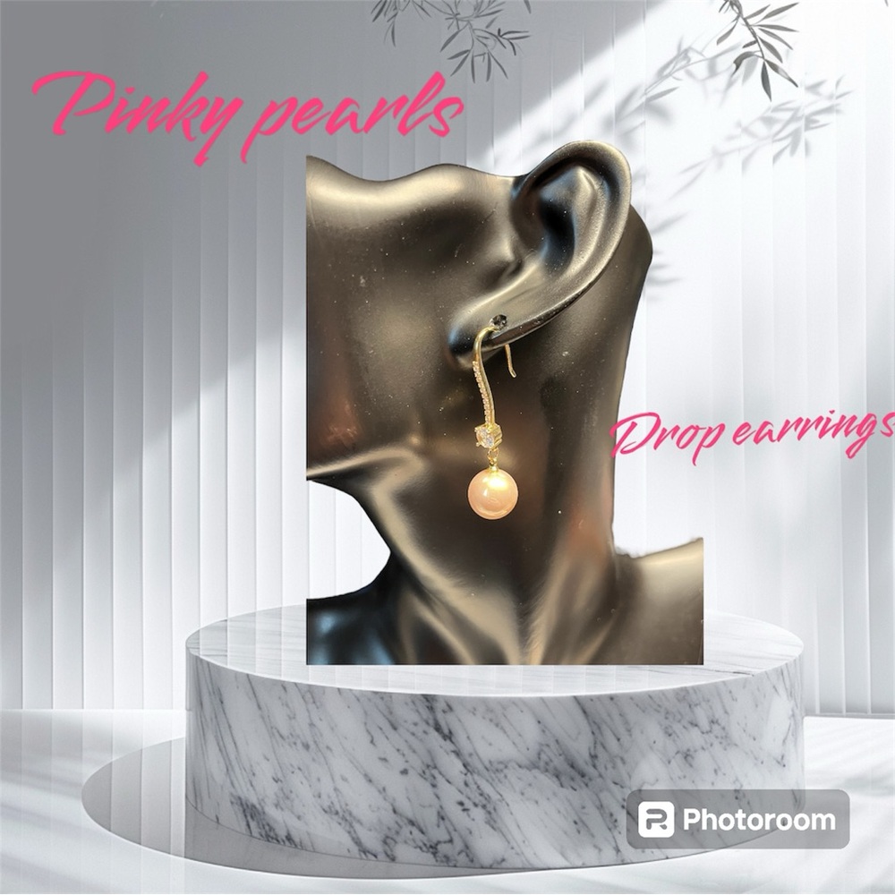 🦪Pretty creamy pink/beige pearl earrings with RHINESTONE accents